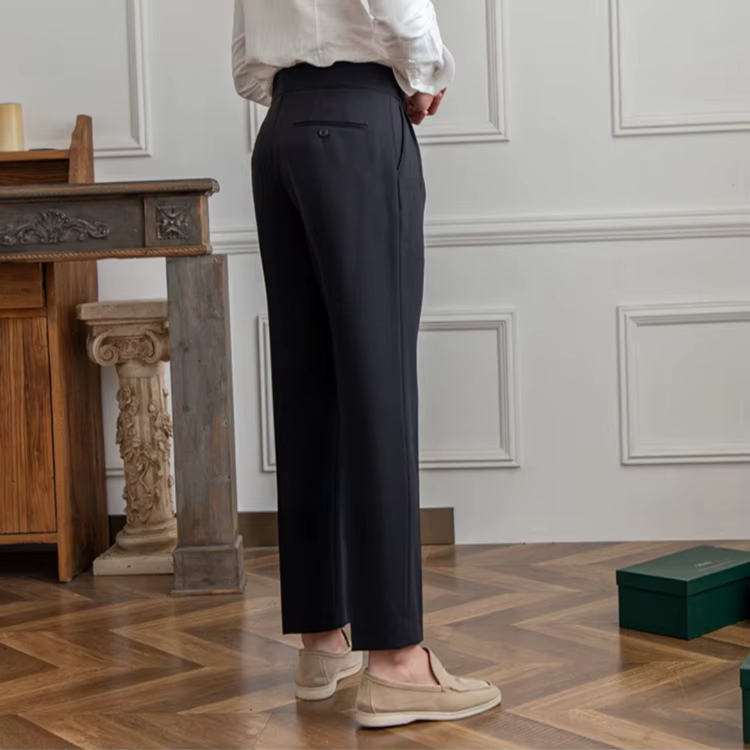 "Pantalon à pinces taille haute, élégant avec plis soignés, idéal pour occasions festives et professionnelles."