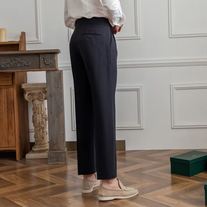 "Pantalon à pinces taille haute, élégant avec plis soignés, idéal pour occasions festives et professionnelles."