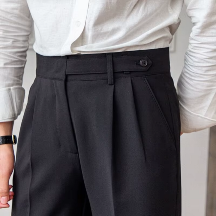 "Pantalon à pinces taille haute, élégant avec plis soignés, idéal pour occasions festives et professionnelles."