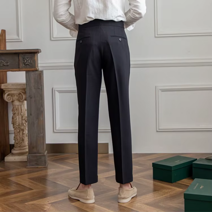 "Pantalon à pinces taille haute, élégant avec plis soignés, idéal pour occasions festives et professionnelles."