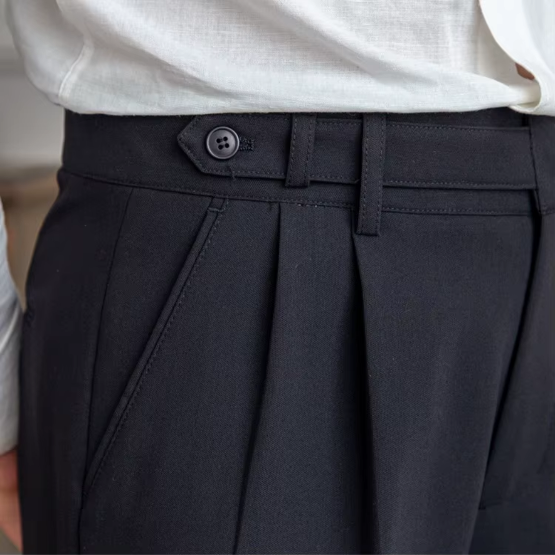 "Pantalon à pinces taille haute, élégant avec plis soignés, idéal pour occasions festives et professionnelles."