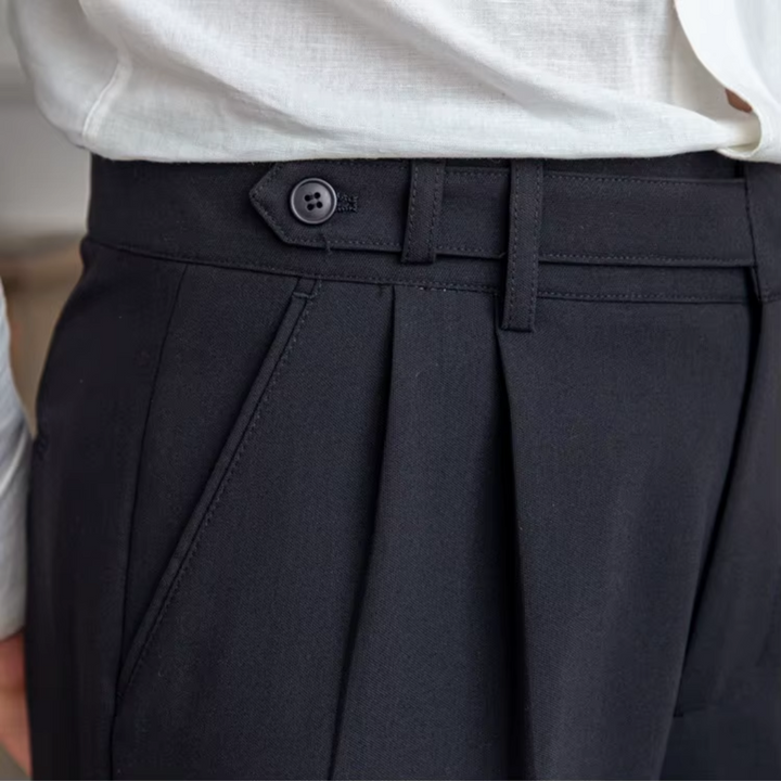 "Pantalon à pinces taille haute, élégant avec plis soignés, idéal pour occasions festives et professionnelles."