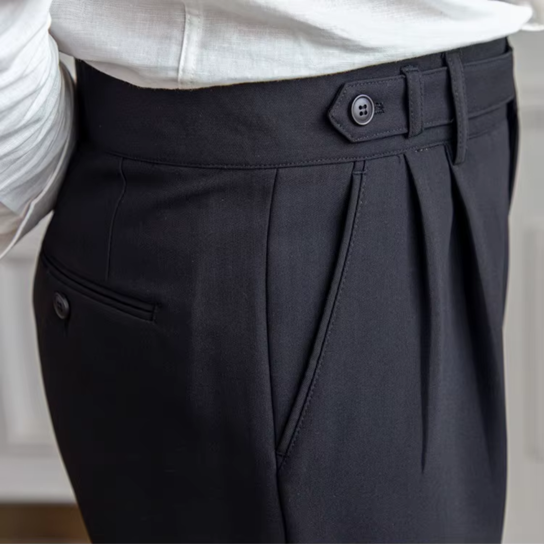 "Pantalon à pinces taille haute, élégant avec plis soignés, idéal pour occasions festives et professionnelles."