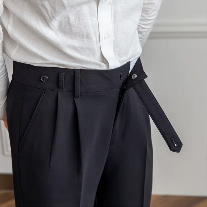 "Pantalon à pinces taille haute, élégant avec plis soignés, idéal pour occasions festives et professionnelles."