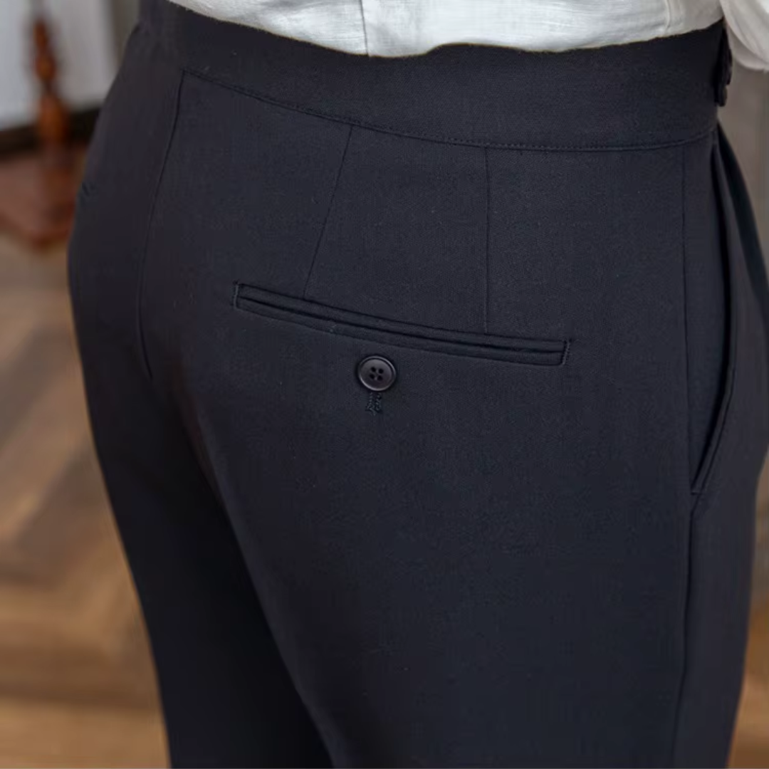 "Pantalon à pinces taille haute, élégant avec plis soignés, idéal pour occasions festives et professionnelles."