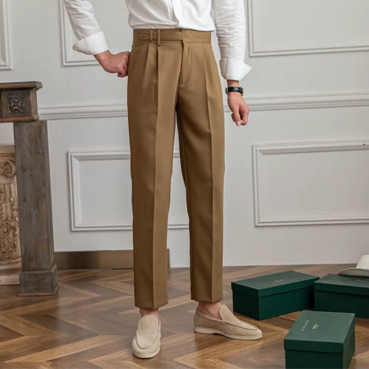 "Pantalon à pinces taille haute, élégant avec plis soignés, idéal pour occasions festives et professionnelles."