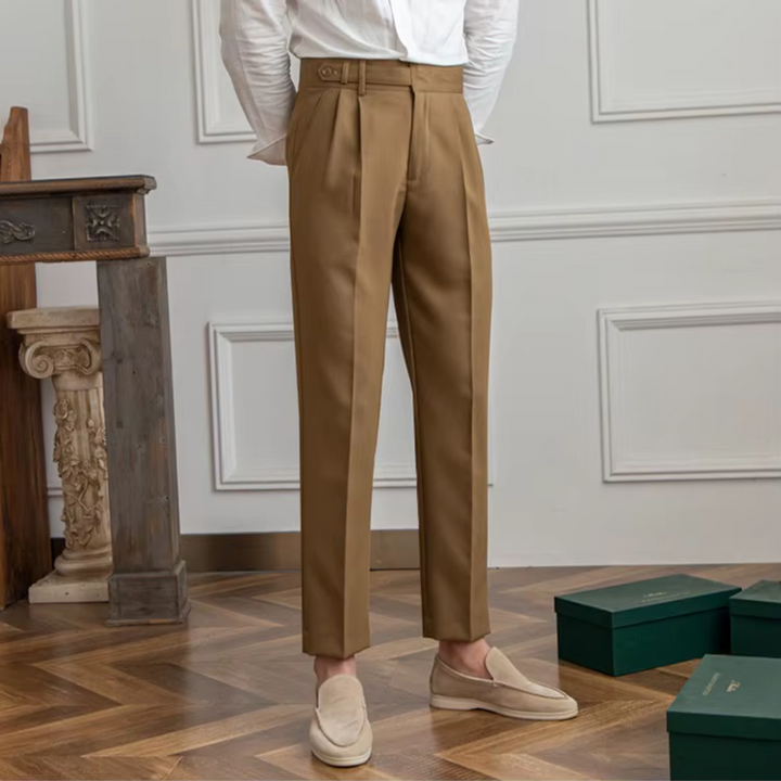 "Pantalon à pinces taille haute, élégant avec plis soignés, idéal pour occasions festives et professionnelles."