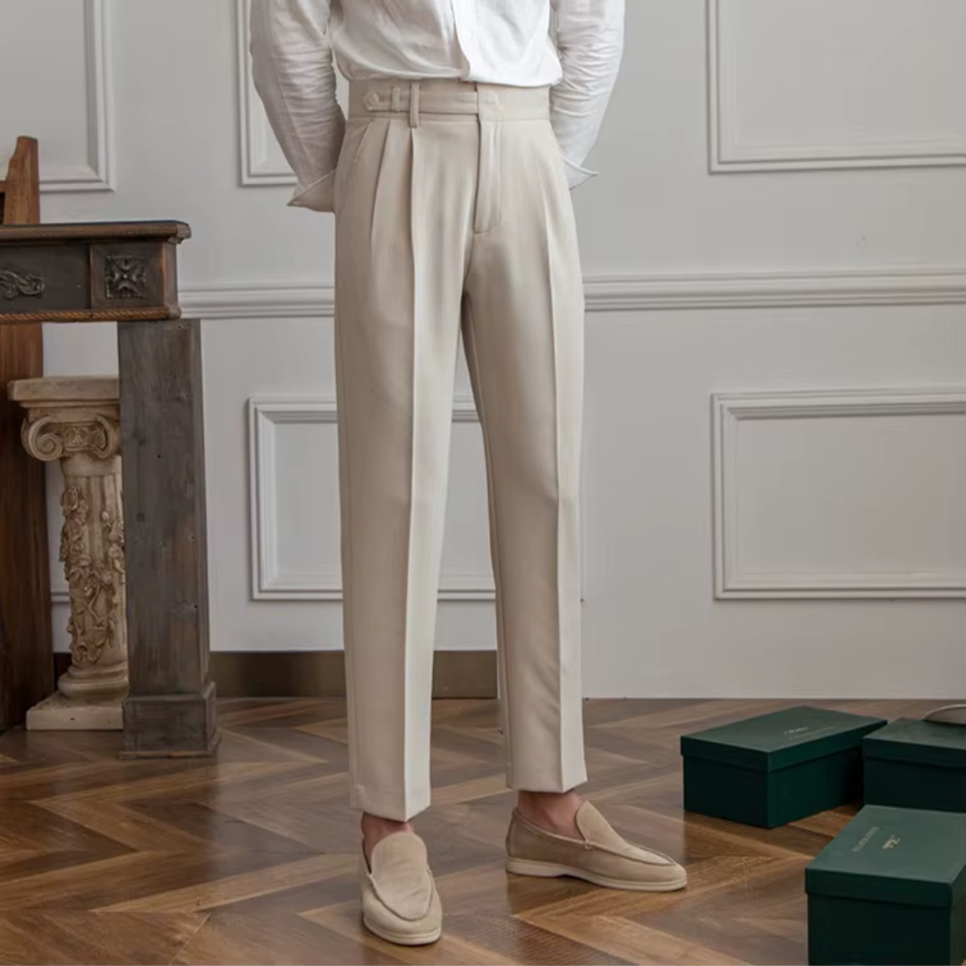 "Pantalon à pinces taille haute, élégant avec plis soignés, idéal pour occasions festives et professionnelles."