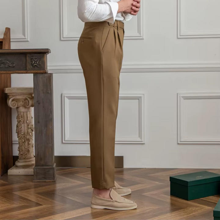 "Pantalon à pinces taille haute, élégant avec plis soignés, idéal pour occasions festives et professionnelles."