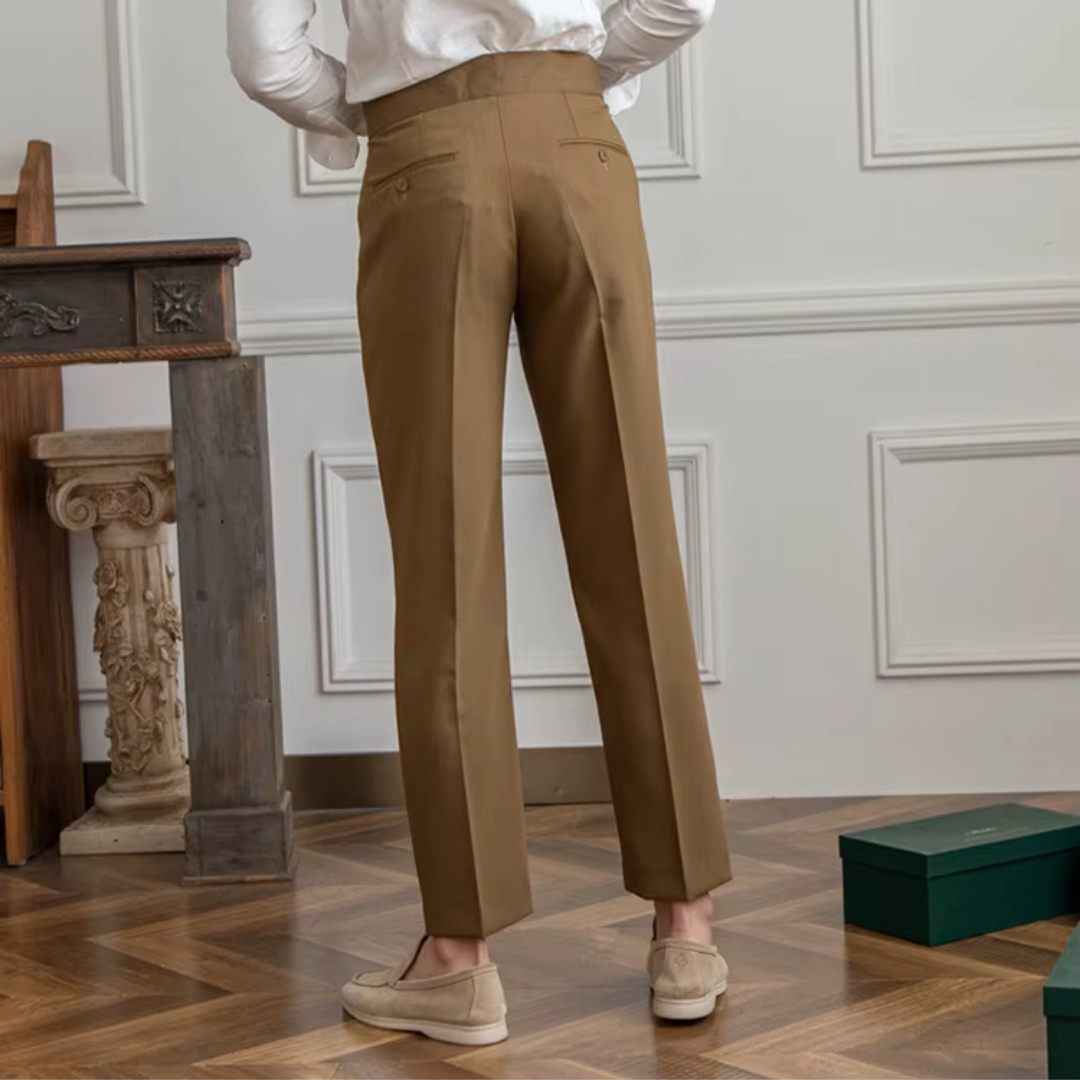 "Pantalon à pinces taille haute, élégant avec plis soignés, idéal pour occasions festives et professionnelles."