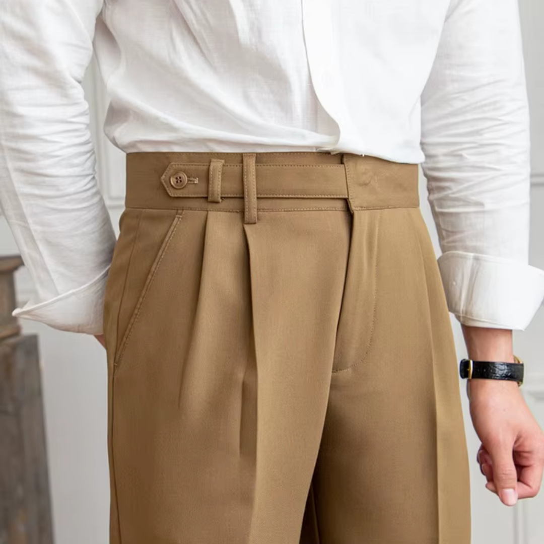 "Pantalon à pinces taille haute, élégant avec plis soignés, idéal pour occasions festives et professionnelles."