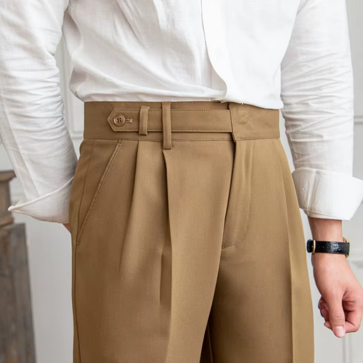 "Pantalon à pinces taille haute, élégant avec plis soignés, idéal pour occasions festives et professionnelles."