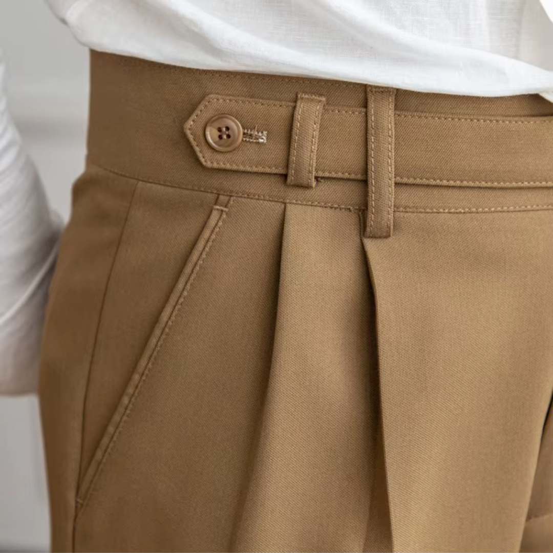 "Pantalon à pinces taille haute, élégant avec plis soignés, idéal pour occasions festives et professionnelles."