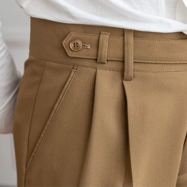 "Pantalon à pinces taille haute, élégant avec plis soignés, idéal pour occasions festives et professionnelles."