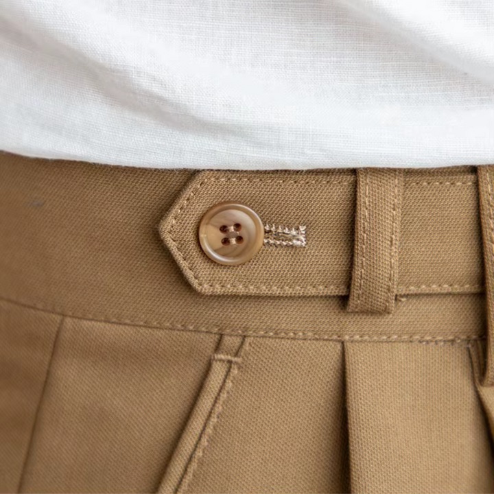 "Pantalon à pinces taille haute, élégant avec plis soignés, idéal pour occasions festives et professionnelles."