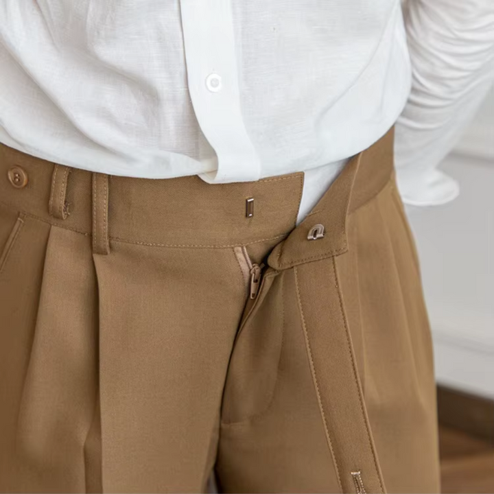 "Pantalon à pinces taille haute, élégant avec plis soignés, idéal pour occasions festives et professionnelles."