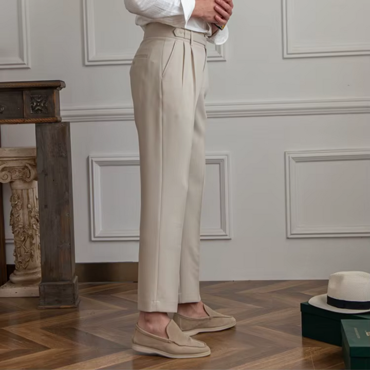 "Pantalon à pinces taille haute, élégant avec plis soignés, idéal pour occasions festives et professionnelles."