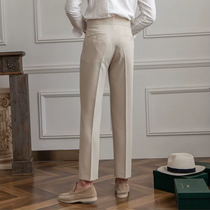"Pantalon à pinces taille haute, élégant avec plis soignés, idéal pour occasions festives et professionnelles."