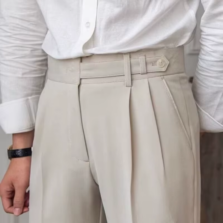 "Pantalon à pinces taille haute, élégant avec plis soignés, idéal pour occasions festives et professionnelles."