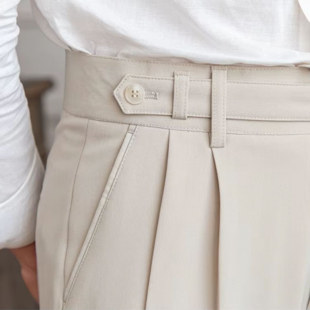 "Pantalon à pinces taille haute, élégant avec plis soignés, idéal pour occasions festives et professionnelles."