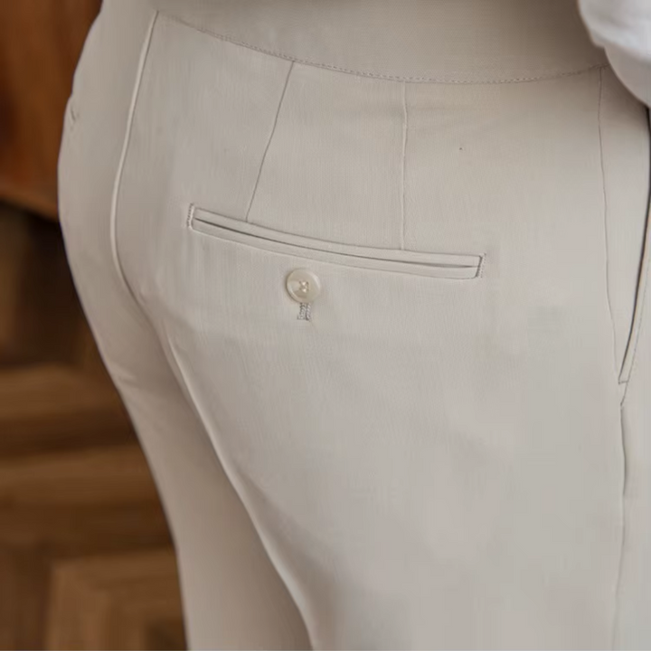 "Pantalon à pinces taille haute, élégant avec plis soignés, idéal pour occasions festives et professionnelles."