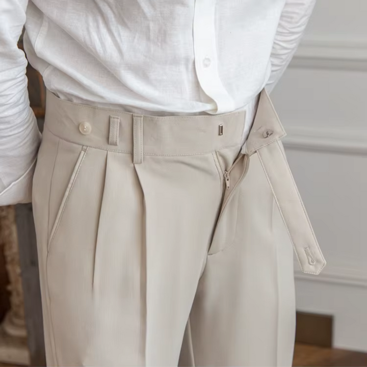 "Pantalon à pinces taille haute, élégant avec plis soignés, idéal pour occasions festives et professionnelles."