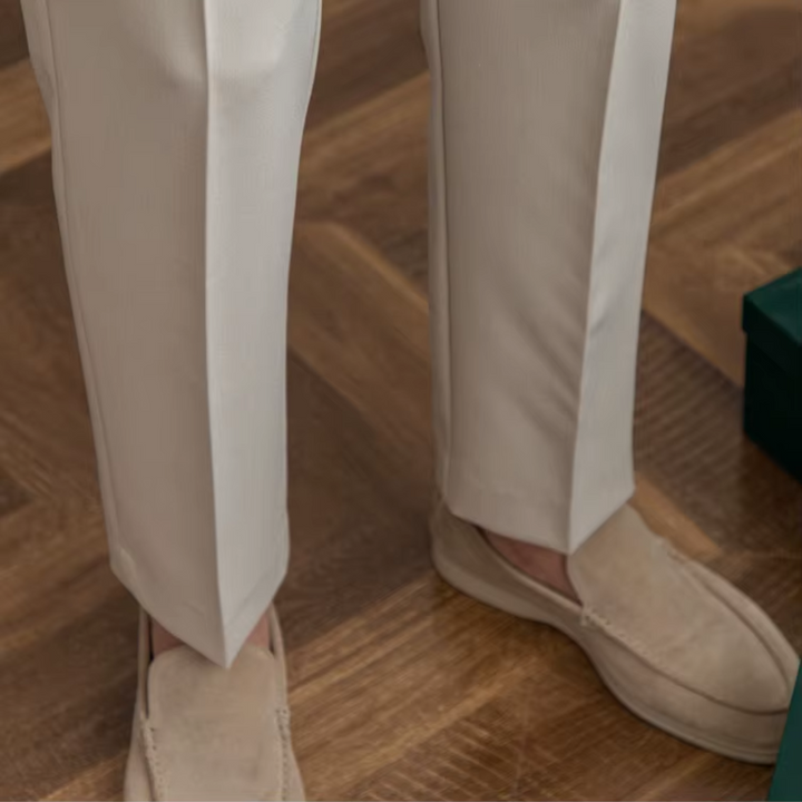 "Pantalon à pinces taille haute, élégant avec plis soignés, idéal pour occasions festives et professionnelles."
