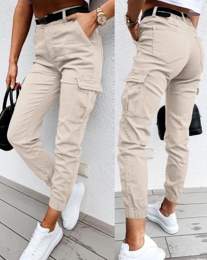 "Pantalon cargo femme moderne avec poches multiples, style urbain chic et pratique, silhouette décontractée élégante"