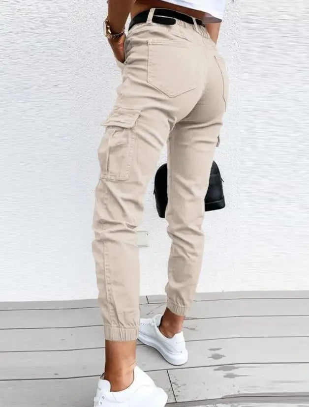 "Pantalon cargo femme moderne avec poches multiples, style urbain chic et pratique, silhouette décontractée élégante"