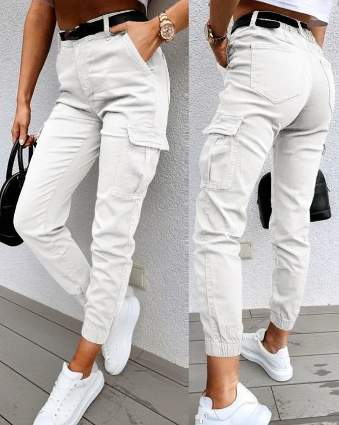 "Pantalon cargo femme moderne avec poches multiples, style urbain chic et pratique, silhouette décontractée élégante"