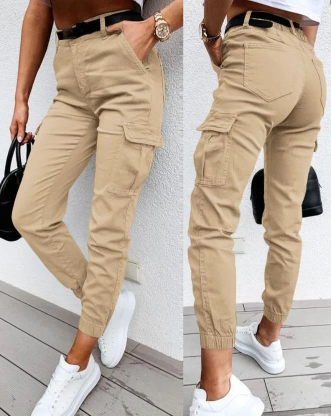 "Pantalon cargo femme moderne avec poches multiples, style urbain chic et pratique, silhouette décontractée élégante"