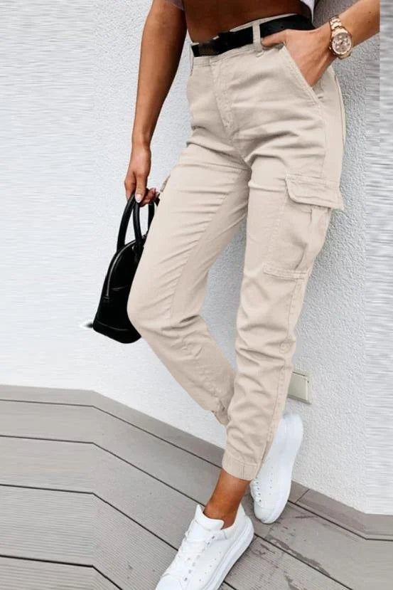 "Pantalon cargo femme moderne avec poches multiples, style urbain chic et pratique, silhouette décontractée élégante"