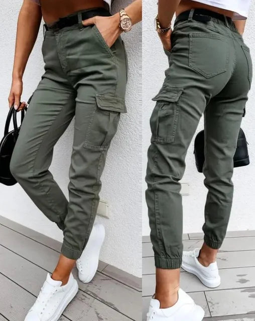 "Pantalon cargo femme moderne avec poches multiples, style urbain chic et pratique, silhouette décontractée élégante"
