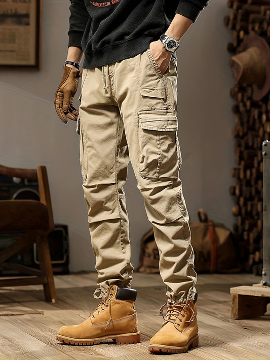"Pantalon cargo homme ajusté, anthracite foncé, multiples poches, style moderne et polyvalent, confort et praticité."