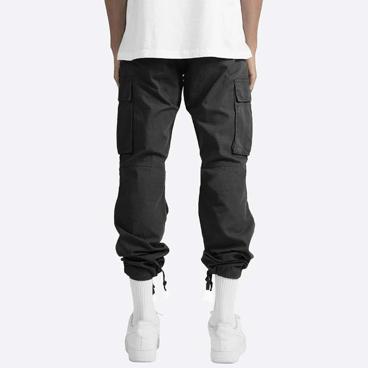 "Pantalon cargo homme chic, couleur variable, coupe moderne, poches multiples pour style et confort optimal."