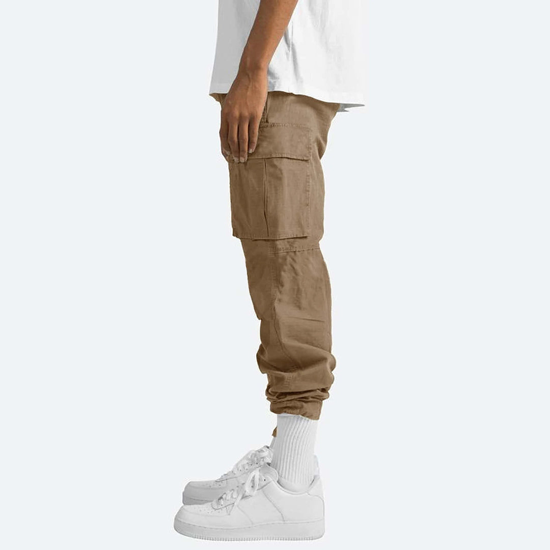 "Pantalon cargo homme chic, couleur variable, coupe moderne, poches multiples pour style et confort optimal."