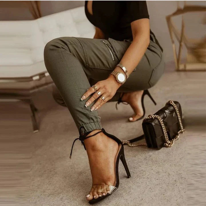 Pantalon cargo skinny mi-haut polyvalent pour femme, coupe flatteuse, poche fonctionnelle, style moderne élégant.