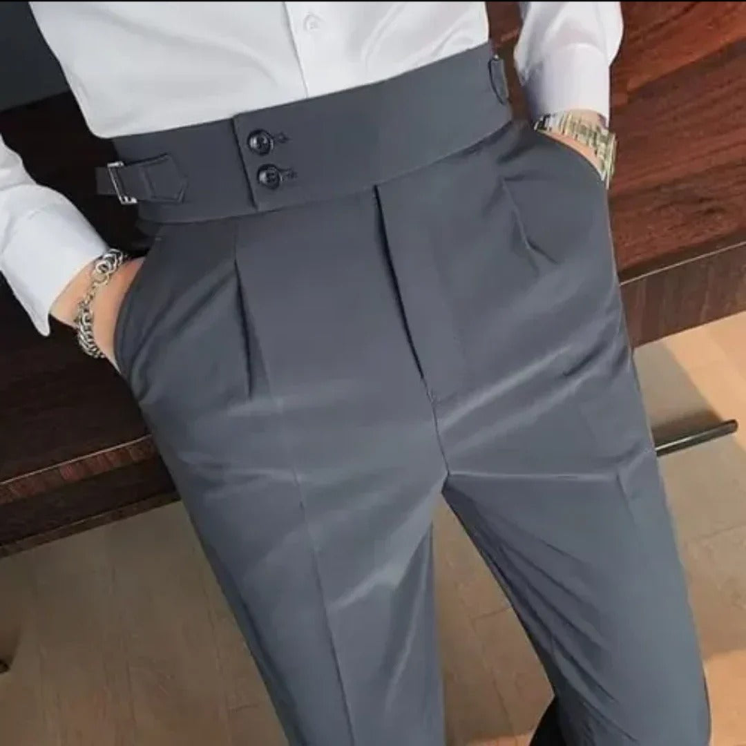 Pantalon chic ajusté pour homme en tissu extensible marron, parfait pour un style élégant et confortable.