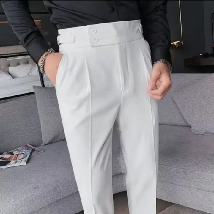 Pantalon chic ajusté pour homme en tissu extensible marron, parfait pour un style élégant et confortable.