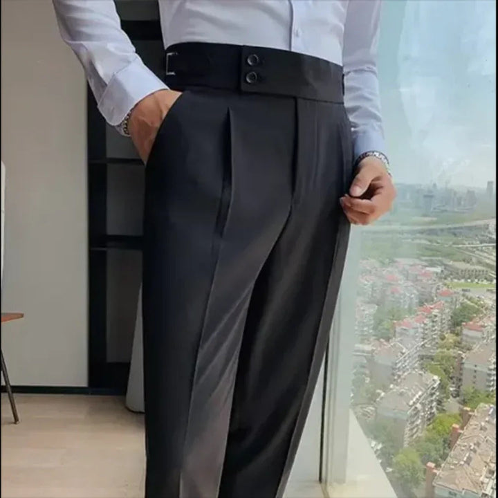 Pantalon chic ajusté pour homme en tissu extensible marron, parfait pour un style élégant et confortable.