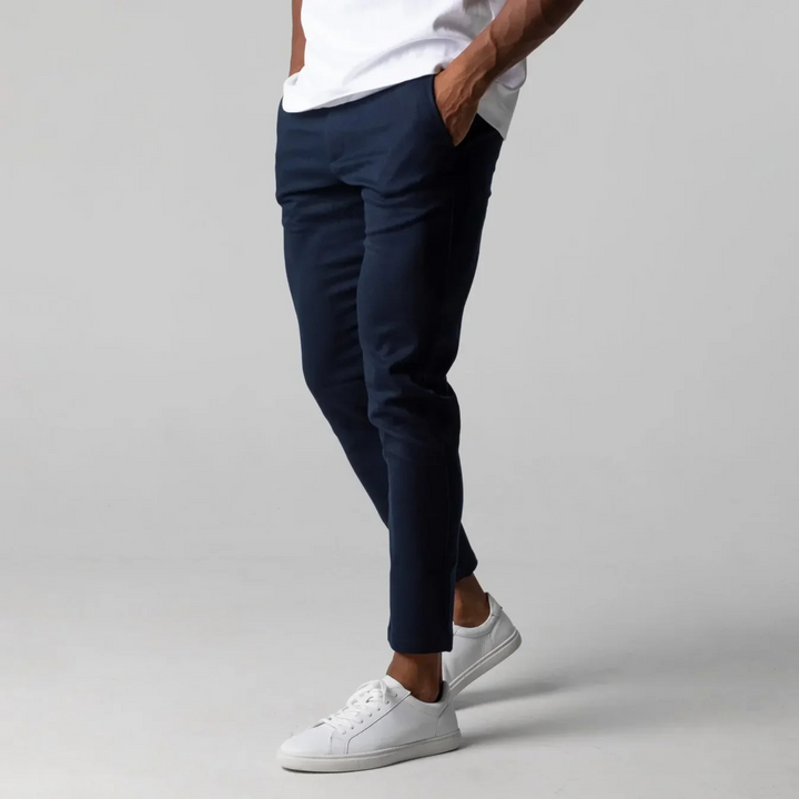 "Pantalon chino homme slim bleu marine, tissu doux avec taille élastique, polyvalent pour style décontracté et élégant."
