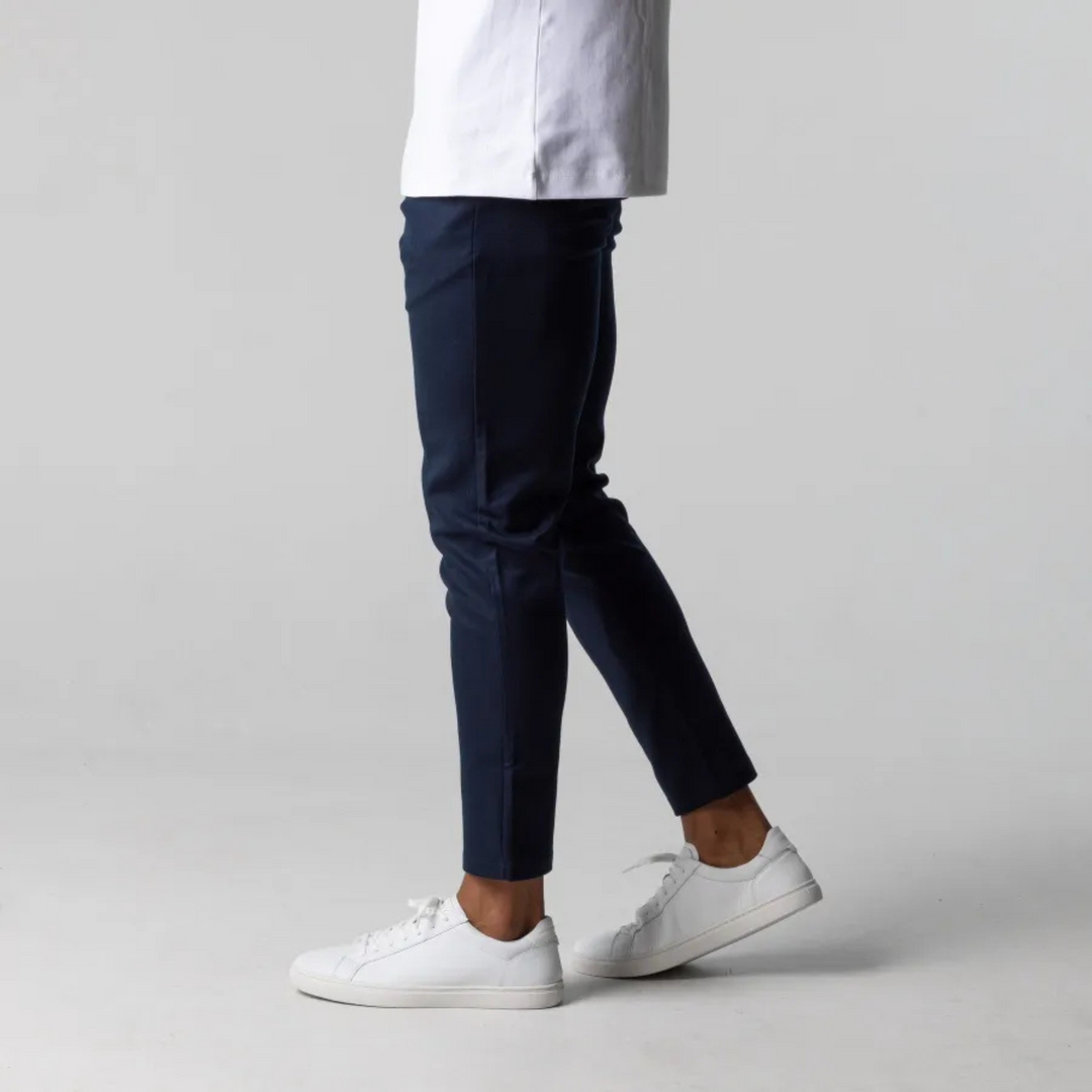 "Pantalon chino homme slim bleu marine, tissu doux avec taille élastique, polyvalent pour style décontracté et élégant."