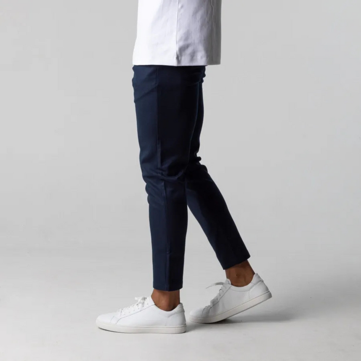 "Pantalon chino homme slim bleu marine, tissu doux avec taille élastique, polyvalent pour style décontracté et élégant."