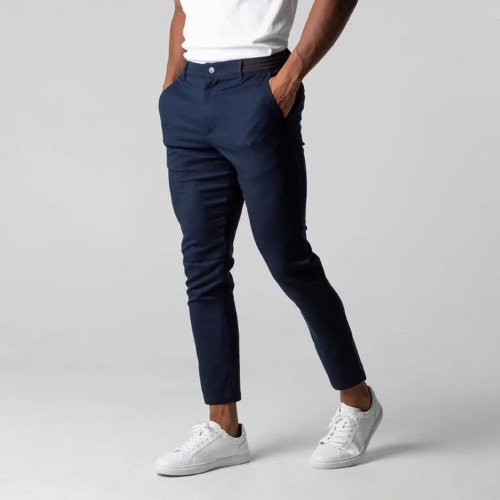 "Pantalon chino homme slim bleu marine, tissu doux avec taille élastique, polyvalent pour style décontracté et élégant."