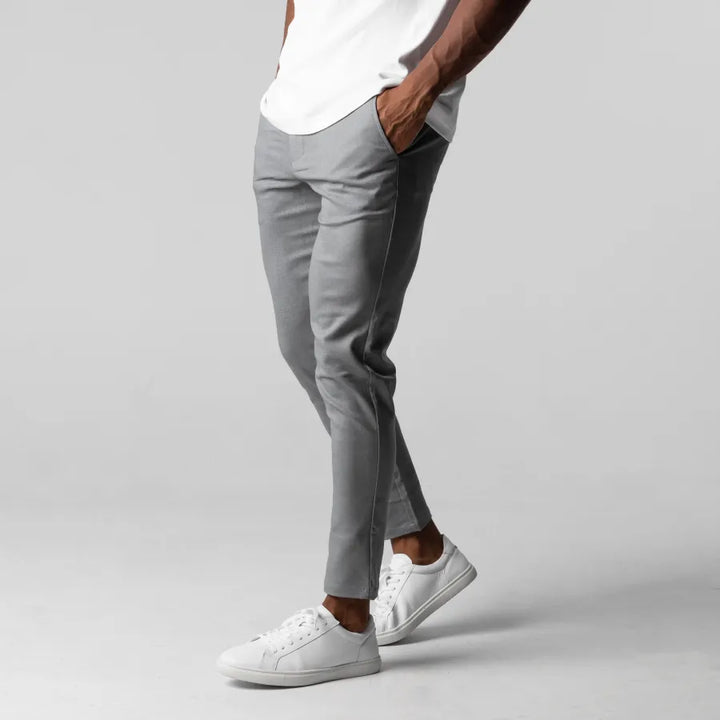 "Pantalon chino homme slim bleu marine, tissu doux avec taille élastique, polyvalent pour style décontracté et élégant."