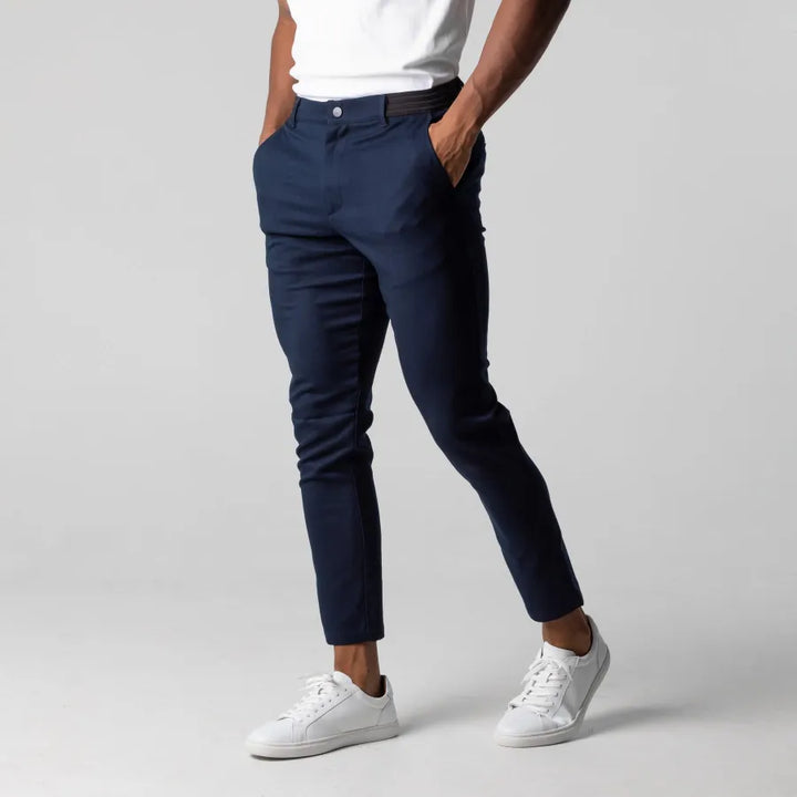 "Pantalon chino homme slim bleu marine, tissu doux avec taille élastique, polyvalent pour style décontracté et élégant."