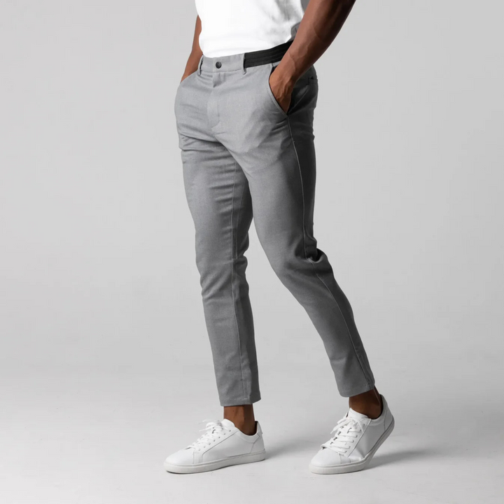 "Pantalon chino homme slim bleu marine, tissu doux avec taille élastique, polyvalent pour style décontracté et élégant."