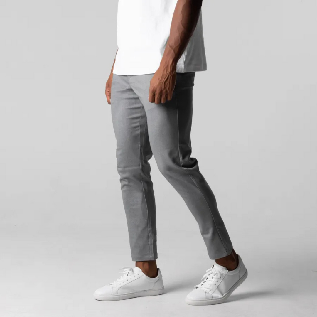 "Pantalon chino homme slim bleu marine, tissu doux avec taille élastique, polyvalent pour style décontracté et élégant."