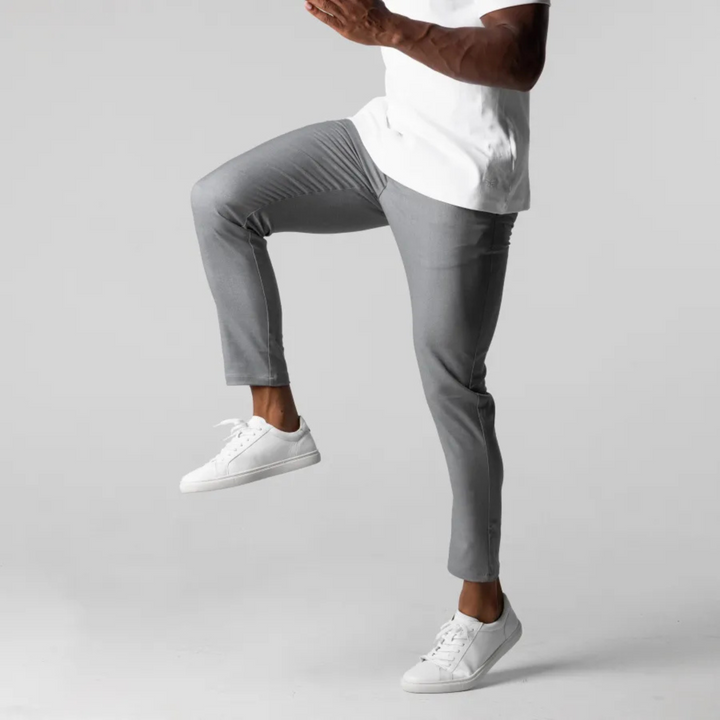 "Pantalon chino homme slim bleu marine, tissu doux avec taille élastique, polyvalent pour style décontracté et élégant."