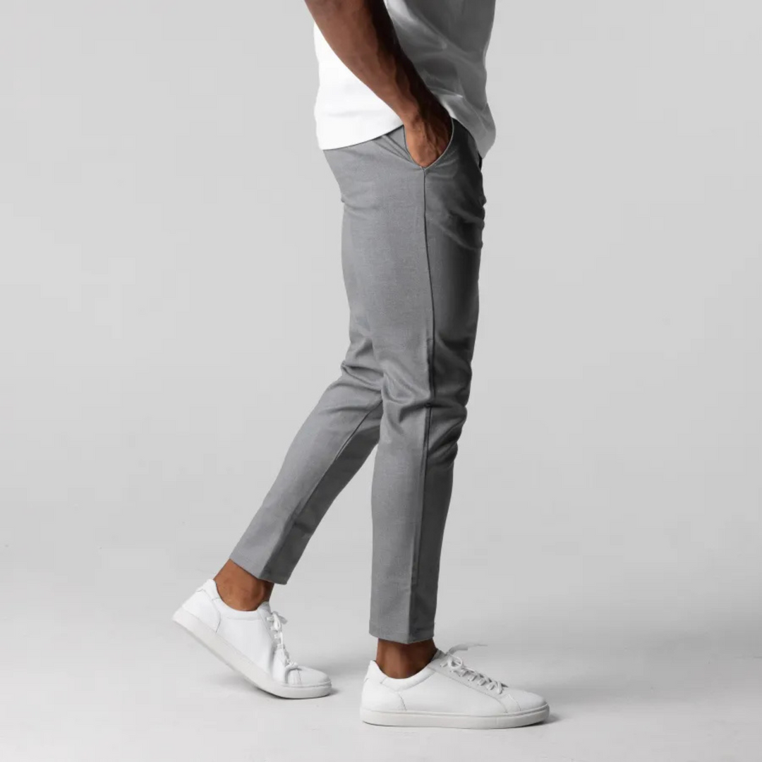 "Pantalon chino homme slim bleu marine, tissu doux avec taille élastique, polyvalent pour style décontracté et élégant."